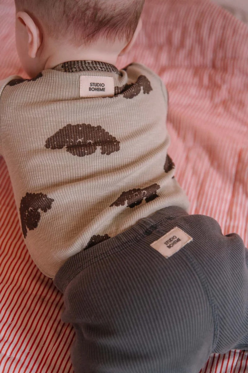 【STUDIO BOHEME】WOODY BODYSUIT - STONE / DOGS FRERE (26AW Drop 3) _ chu chu CHUPETERIA
